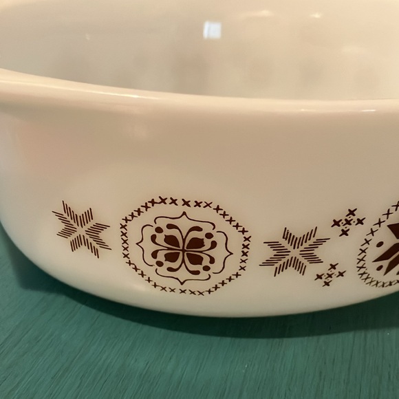 Vintage Pyrex “Town and Country” Oval Bake Dish With Lid, 1 1/2 Quarts - Picture 4 of 6